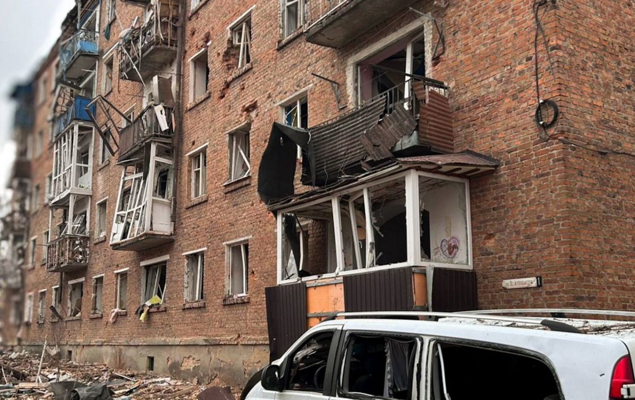 РФ кинула авіабомби на гуртожиток на Сумщині: є поранені, серед них дитина