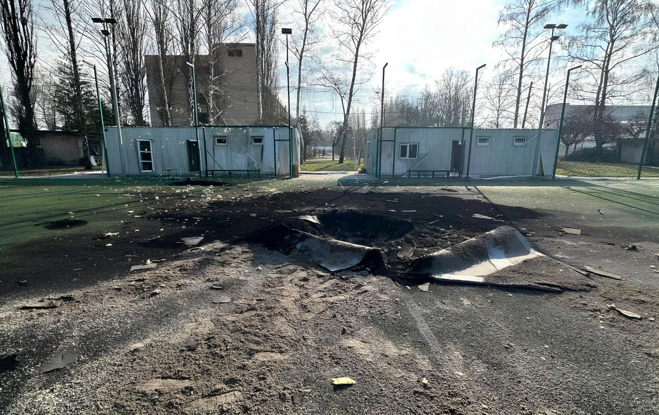 РФ вдарила дронами по спортивній арені в Полтаві, де базувалась дитяча школа (відео)