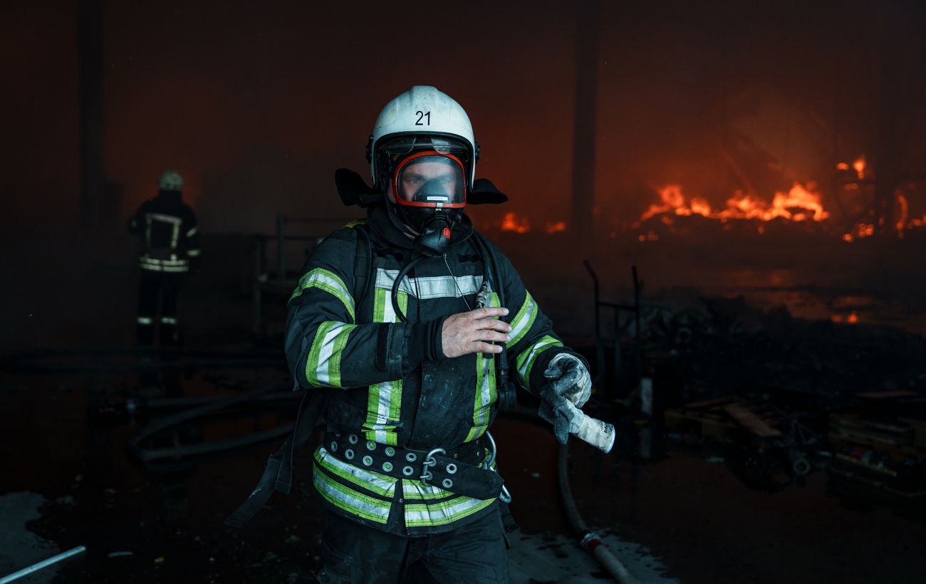Нічний обстріл Одеси: загорівся балкон і машини, є поранені