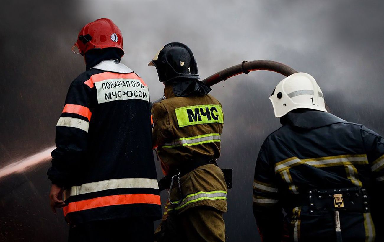 В окупованому Луганську після вибухів спалахнула масштабна пожежа