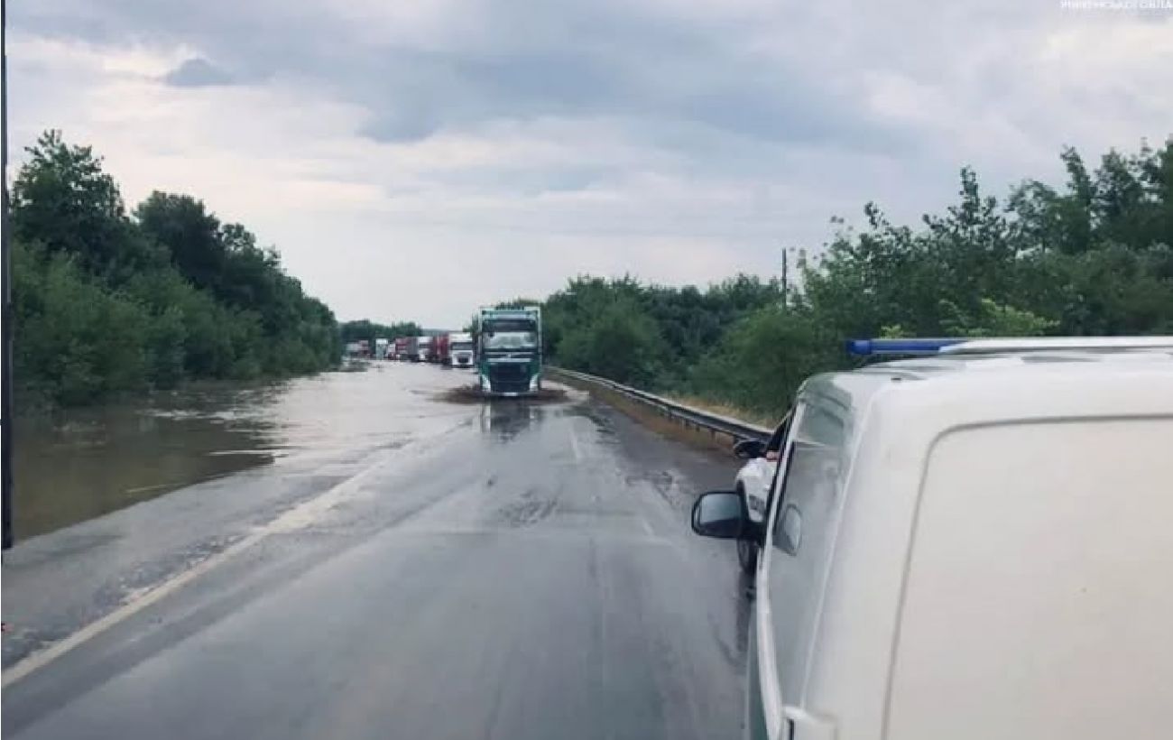 Траси затопило, течія ледь не знесла дітей: західні області накрила потужна злива