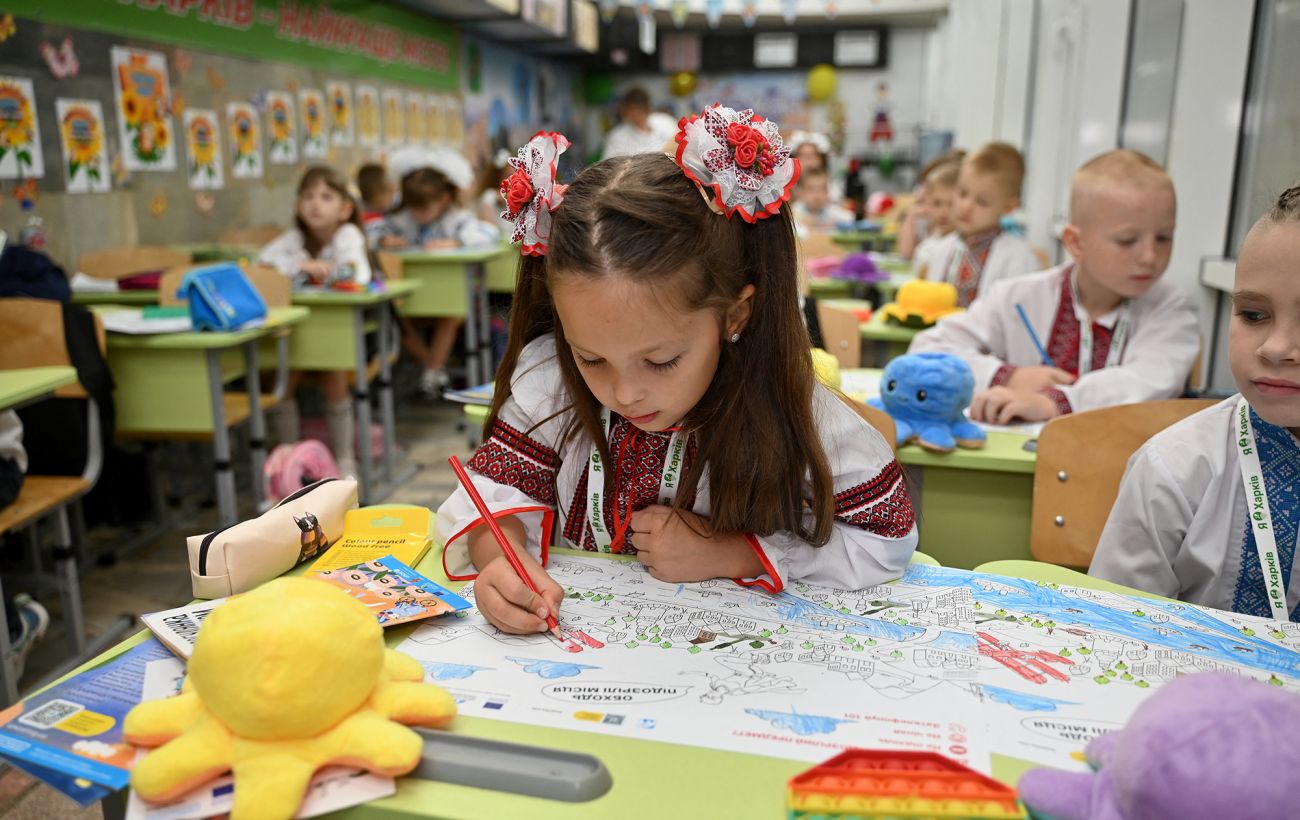 5000 гривень на дитину: коли батьки першокласників отримають виплати "Пакунок школяра"