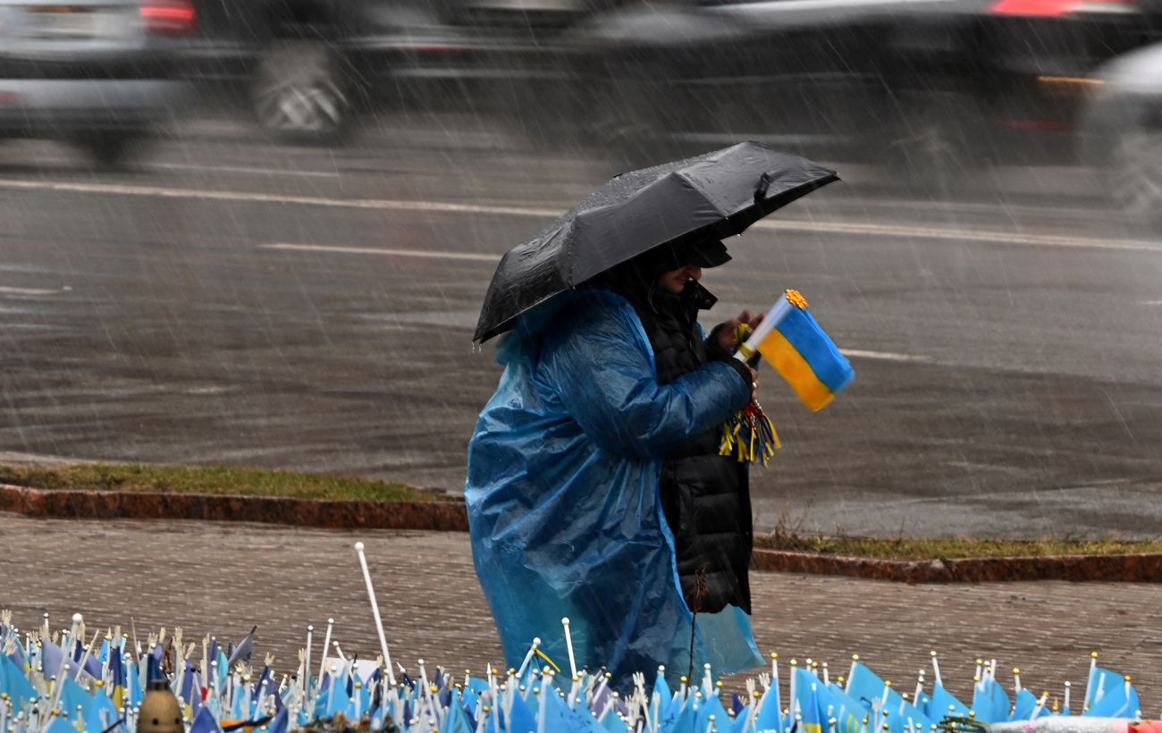 Частину України заливатиме дощами з грозами: синоптики назвали області