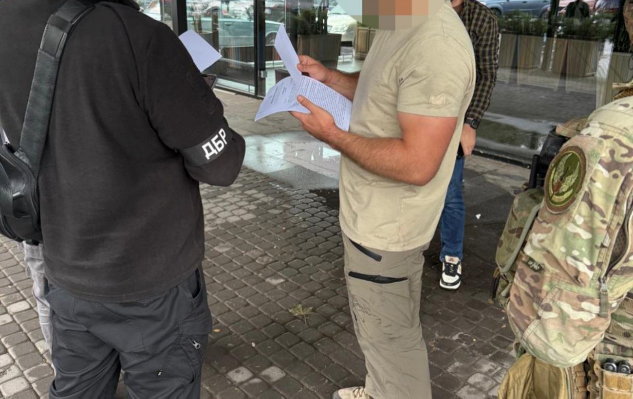Зламав щелепу капелану і ребро підполковнику: ДБР затримало військового зі "Скелі"