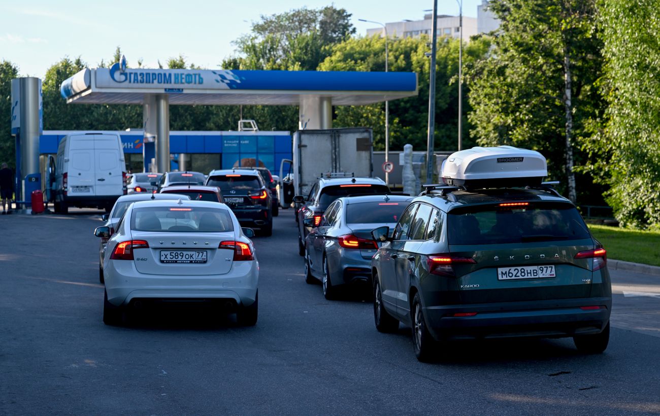 Виховна година на заправці. В РФ вчителів "мобілізували" заспокоювати у чергах водіїв