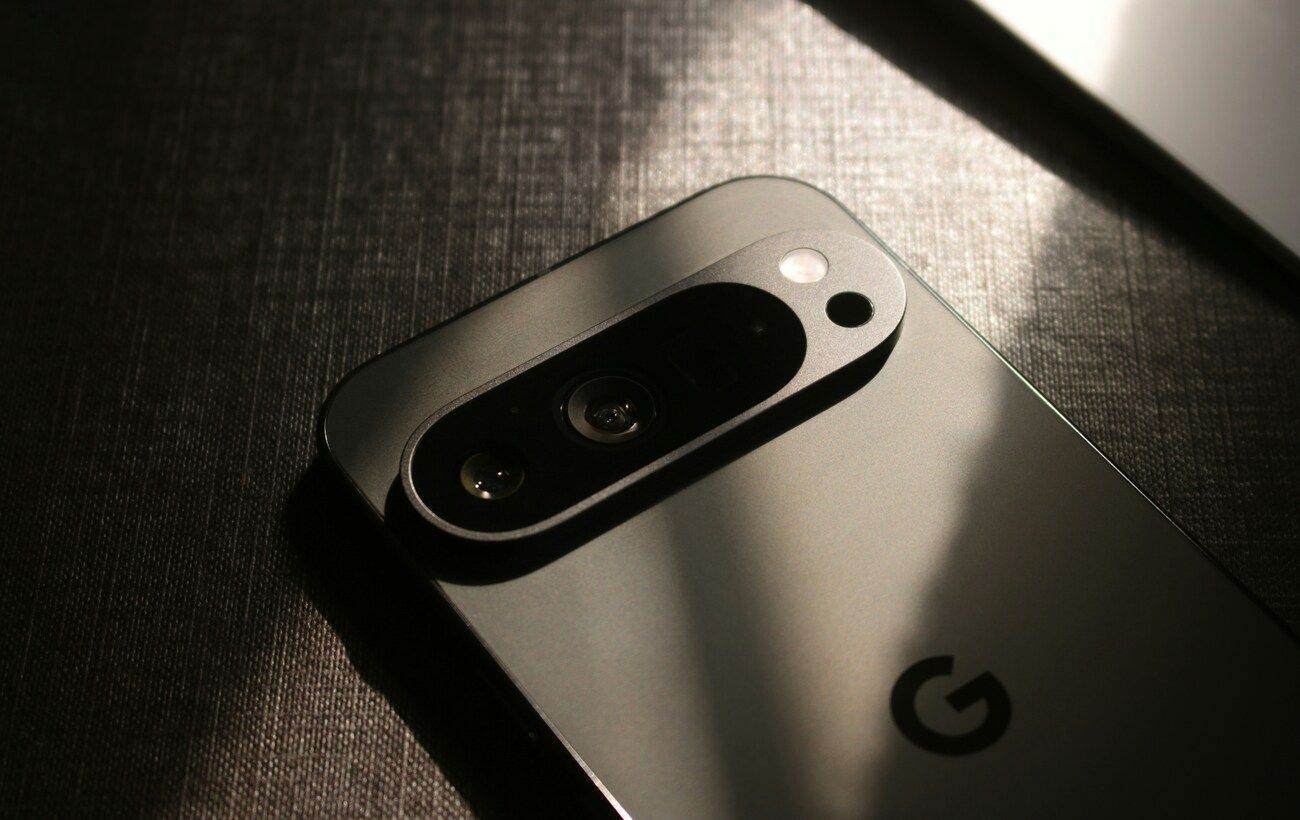 Новий колір та блок камер: у мережу злили дизайн Google Pixel 11 Pro Fold