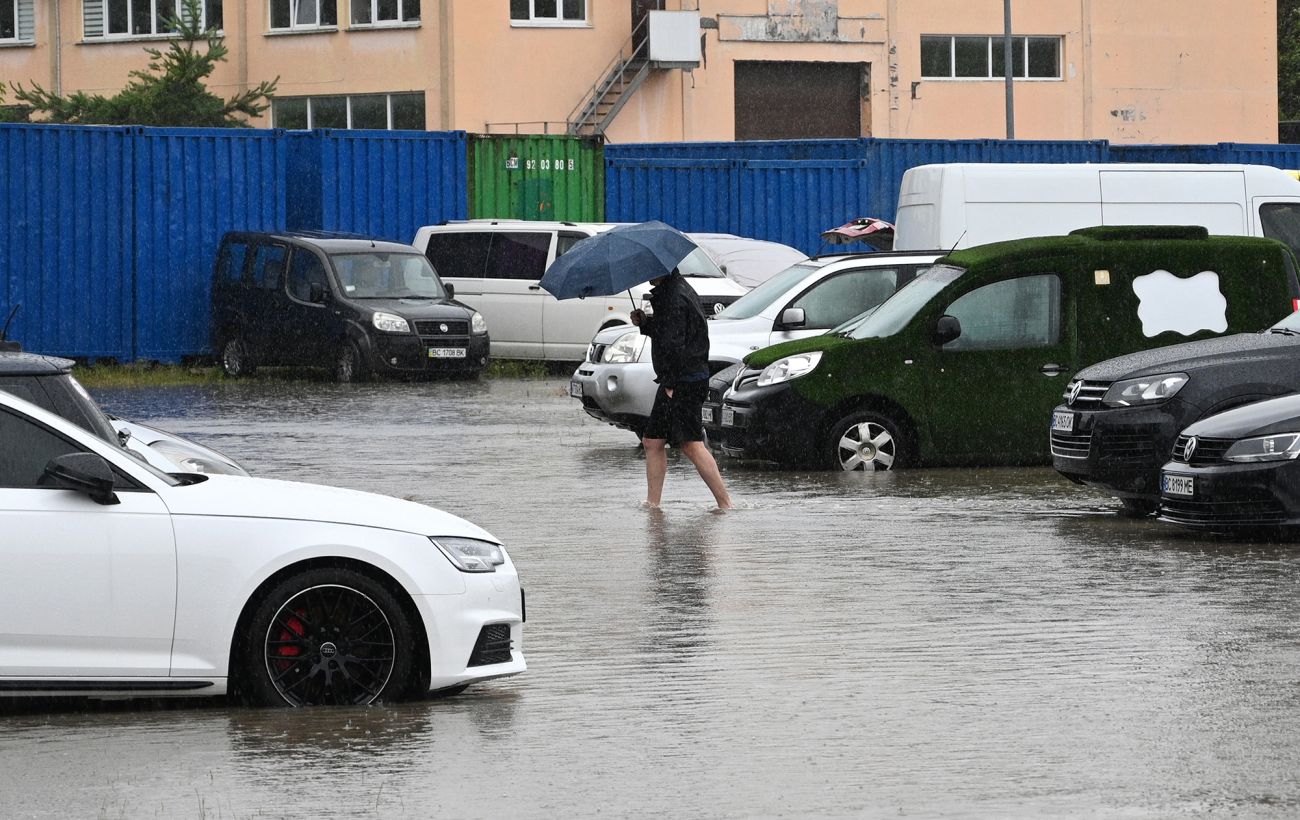 Вулиці й будинки "пливуть", а світло "скаче": Львів накрила потужна злива з грозою (відео)