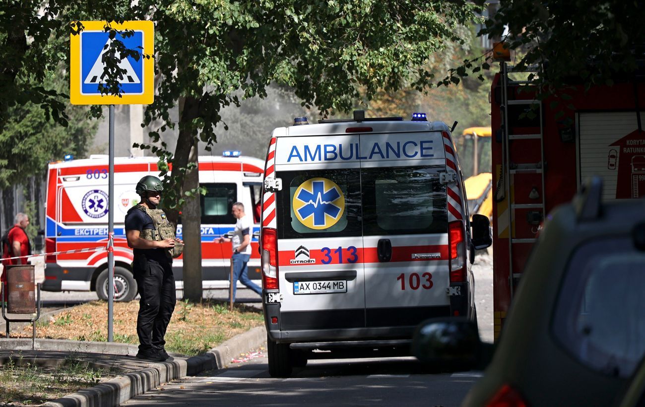 У Харкові дрон влетів прямо в квартиру в багатоповерхівці, зайнялась пожежа