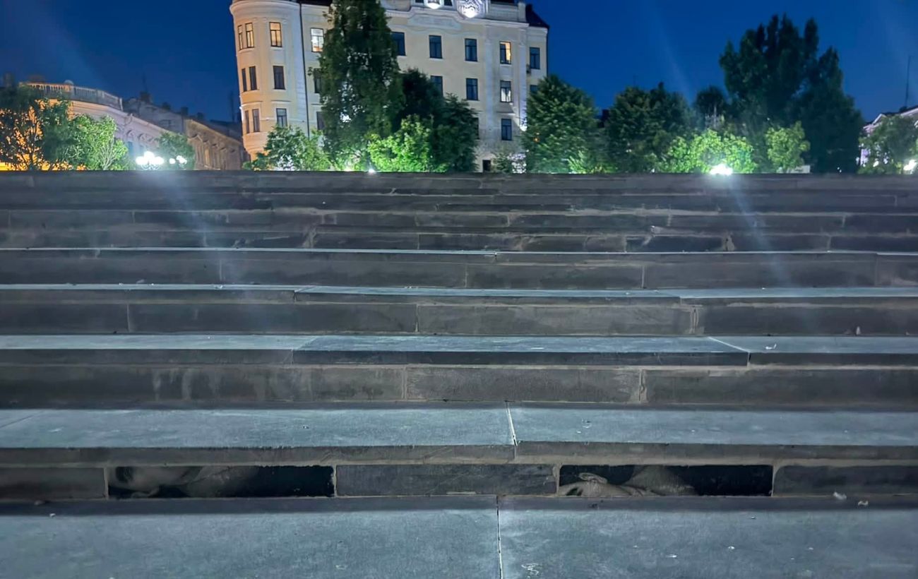 Фото людей під ногами. У центрі Чернівців могли збудувати сходи з могильних плит