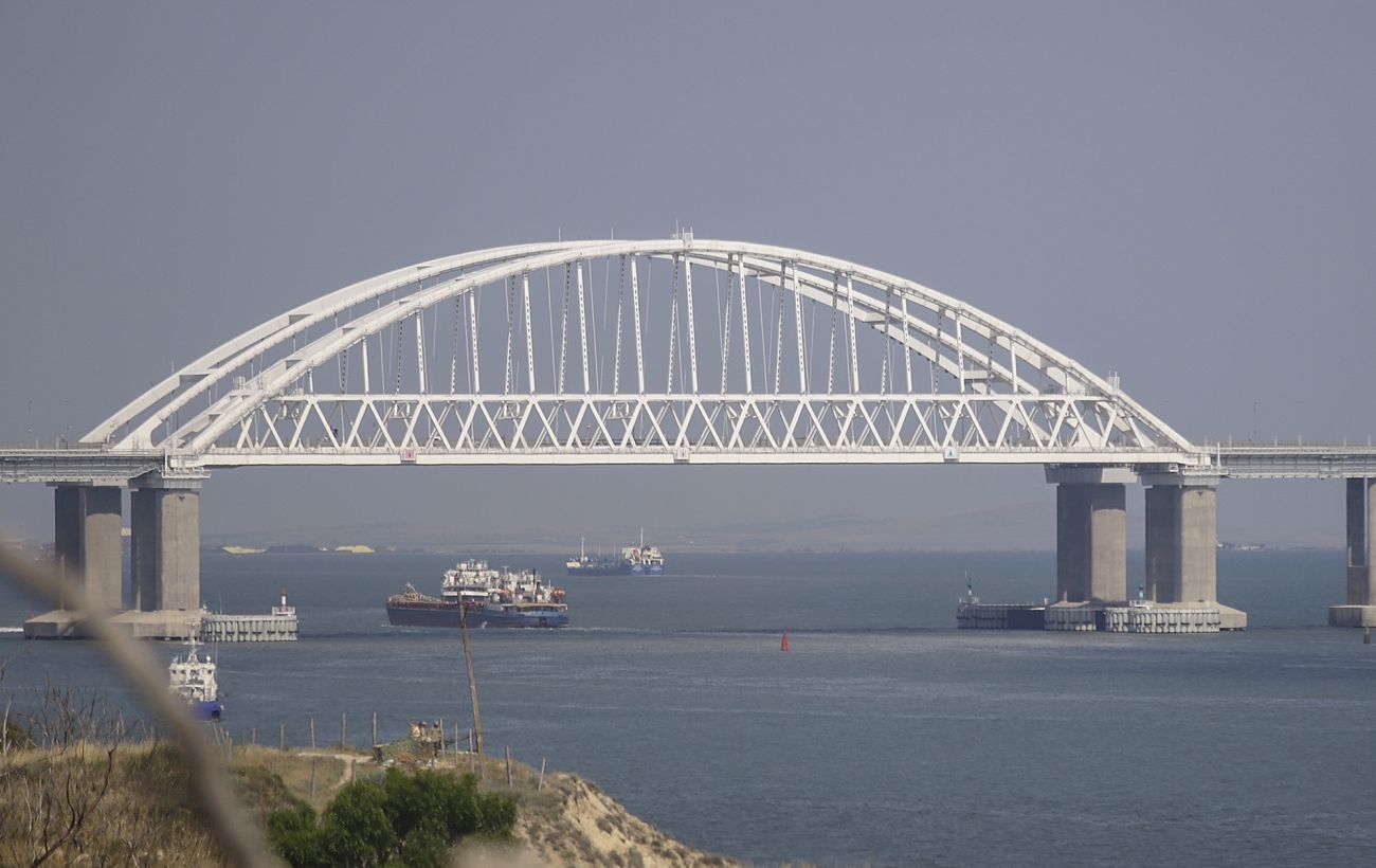 "Вибухова" ніч в Криму: виникли пожежі, частина півострова без світла