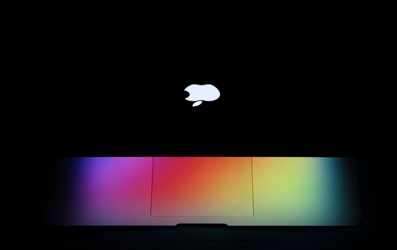 Сенсорні OLED, нові чипи та ШІ: Apple повністю оновить Mac