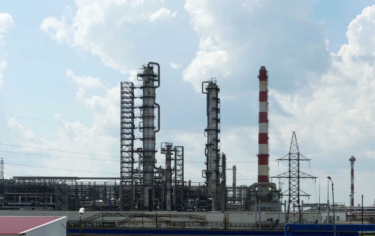 ЗСУ ударили по НПЗ із топ-5 найбільших у РФ і базі катерів в Криму (відео)