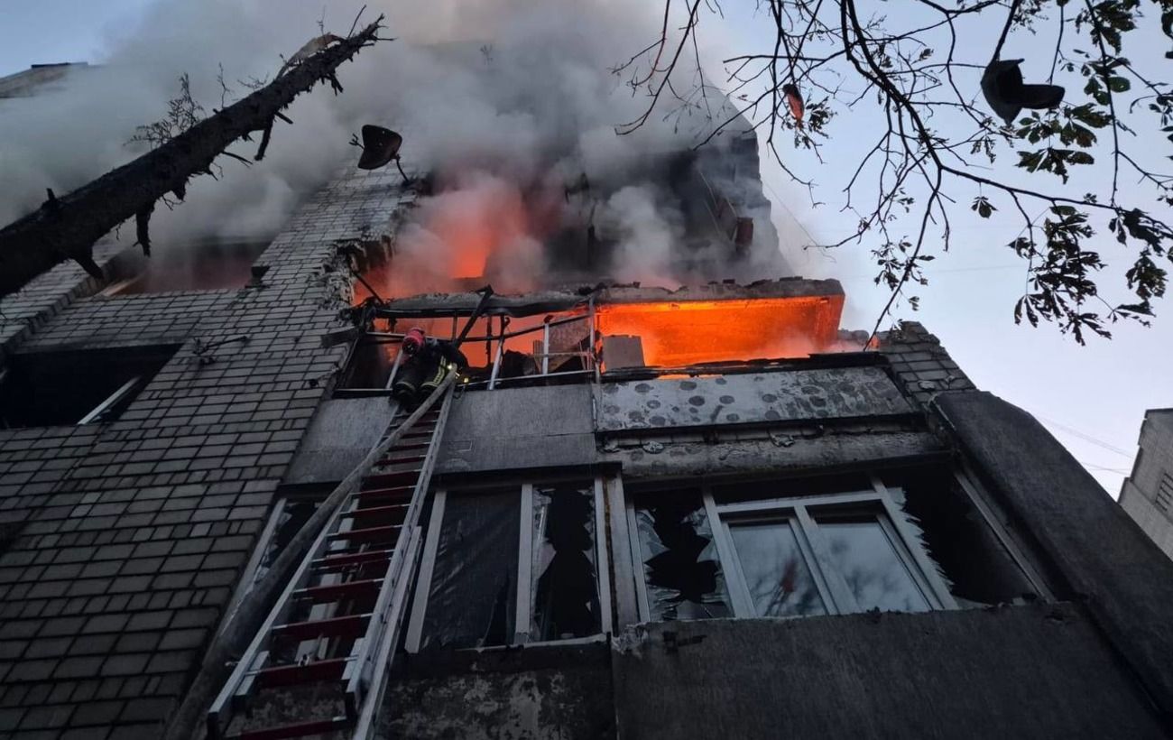 93-річну жінку дістали з-під завалів у Львові, двох людей ще шукають