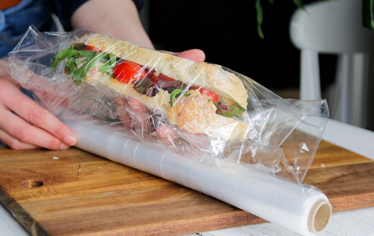 Які продукти категорично не можна загортати у фольгу та плівку: ви всі їх знаєте