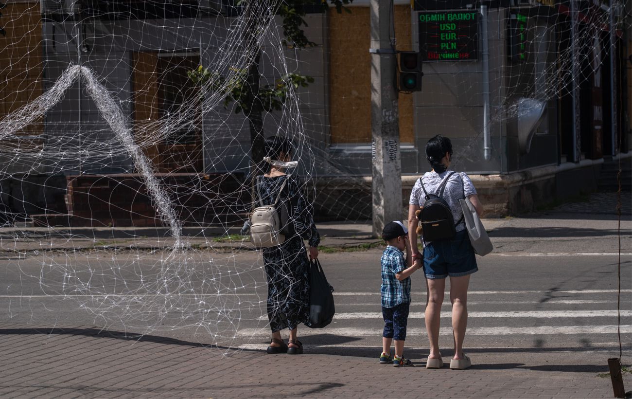 "Поки є вода, ми залишаємося". Як живе Слов'янськ за 10 кілометрів від фронту